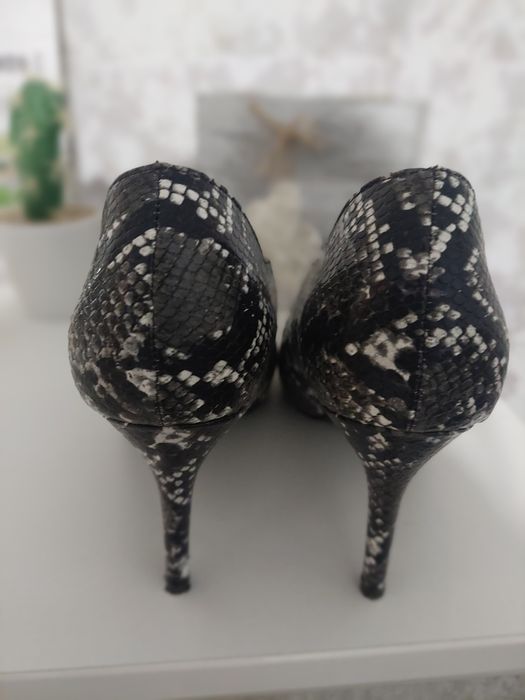 Обувки змийски с ток