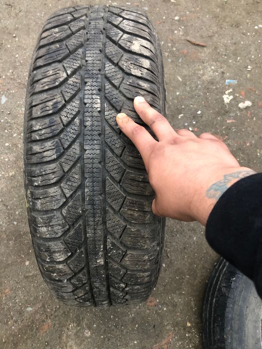 De Vanzare 2 seturi  de cauciucuri  1set este cu Jante