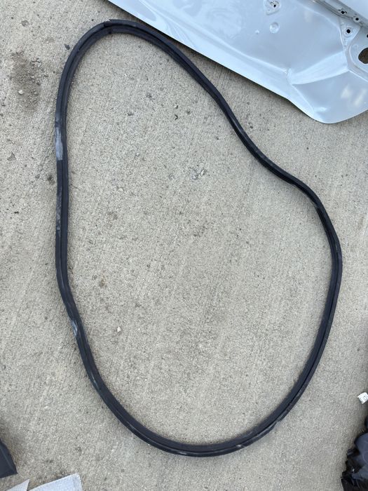 Уплотнитель багажника камри 70/75