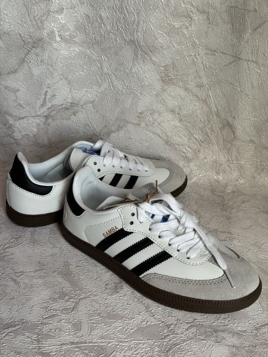 Кроссовки женские