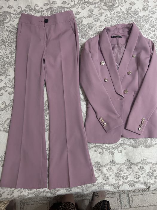 Костюм женский, на брюках есть карманы. Цвет розовый. Одета 1,2раза.