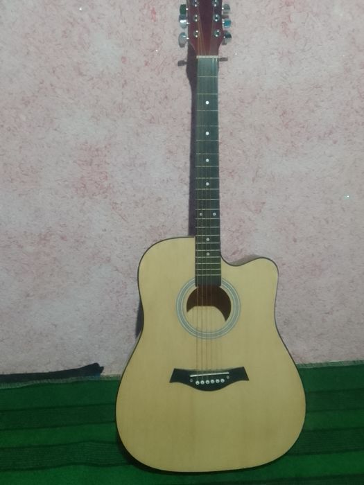 Gitara. Edeal holatda