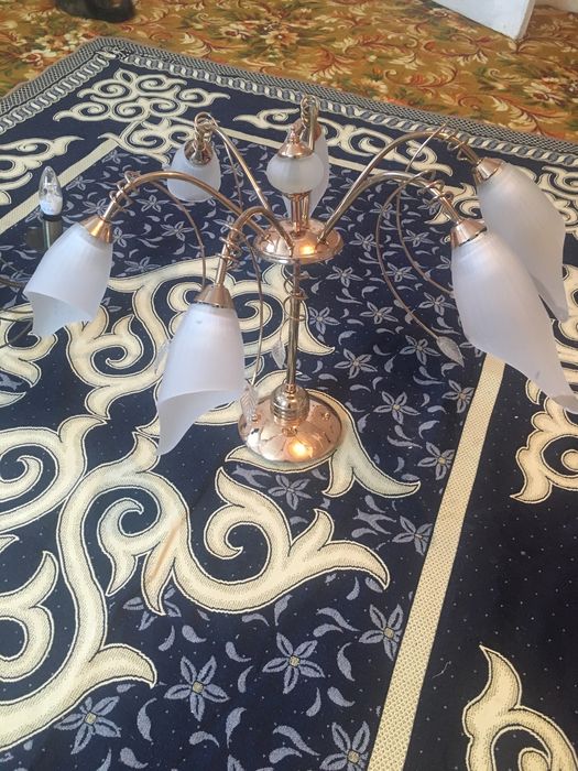 Срочно продаються люстри