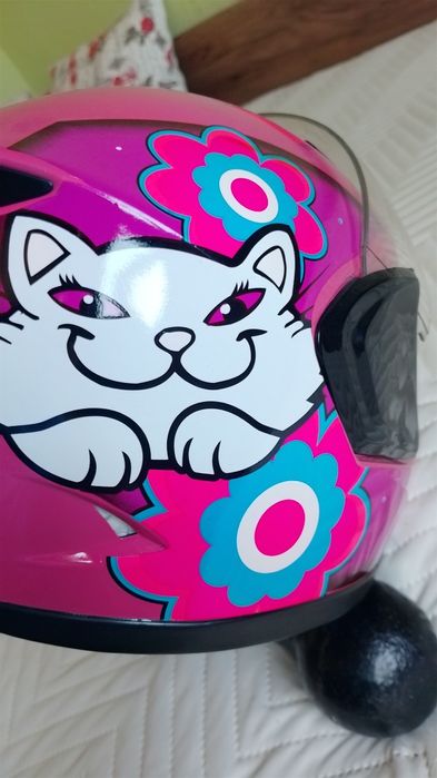 Продавам защитна детска каска