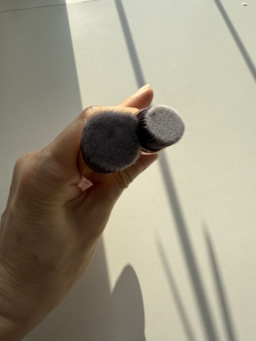 Продам косметическую кисть Revolution