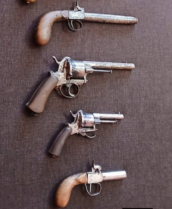 Пищови пистолети оръжия ножове