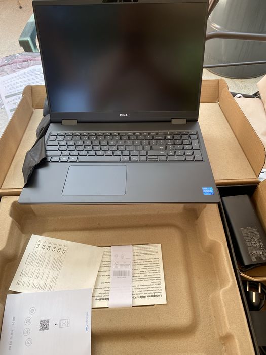 Продавам лаптоп Dell  чисто нов