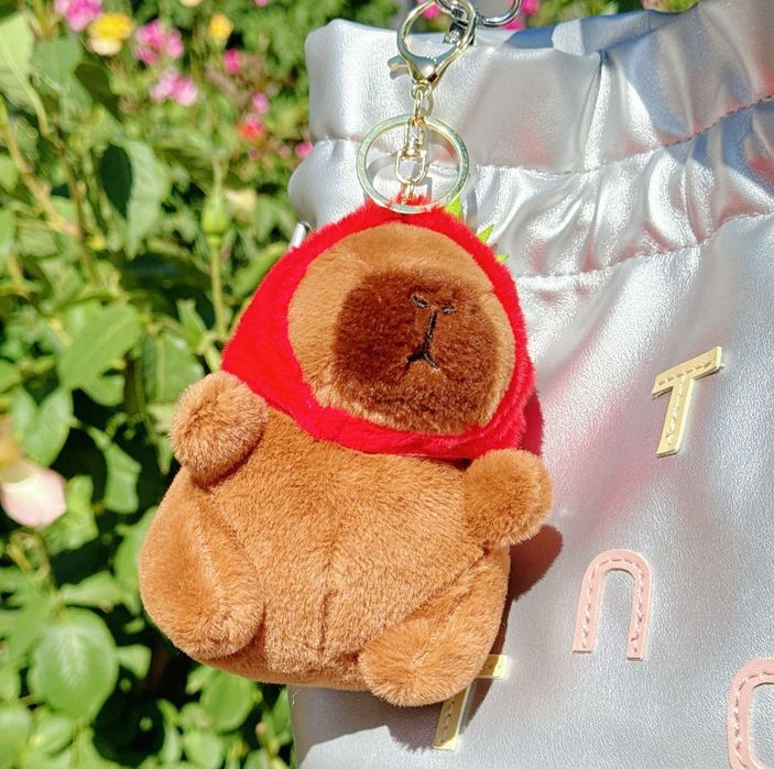Очаровательный плюшевый брелок капибара