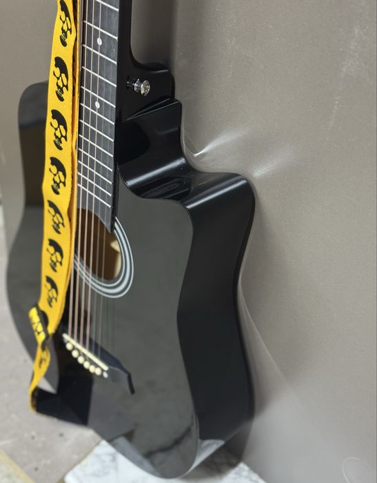 Гитара новая с ремешком