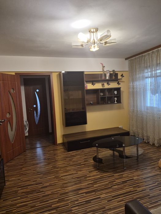 Închiriez apartament
