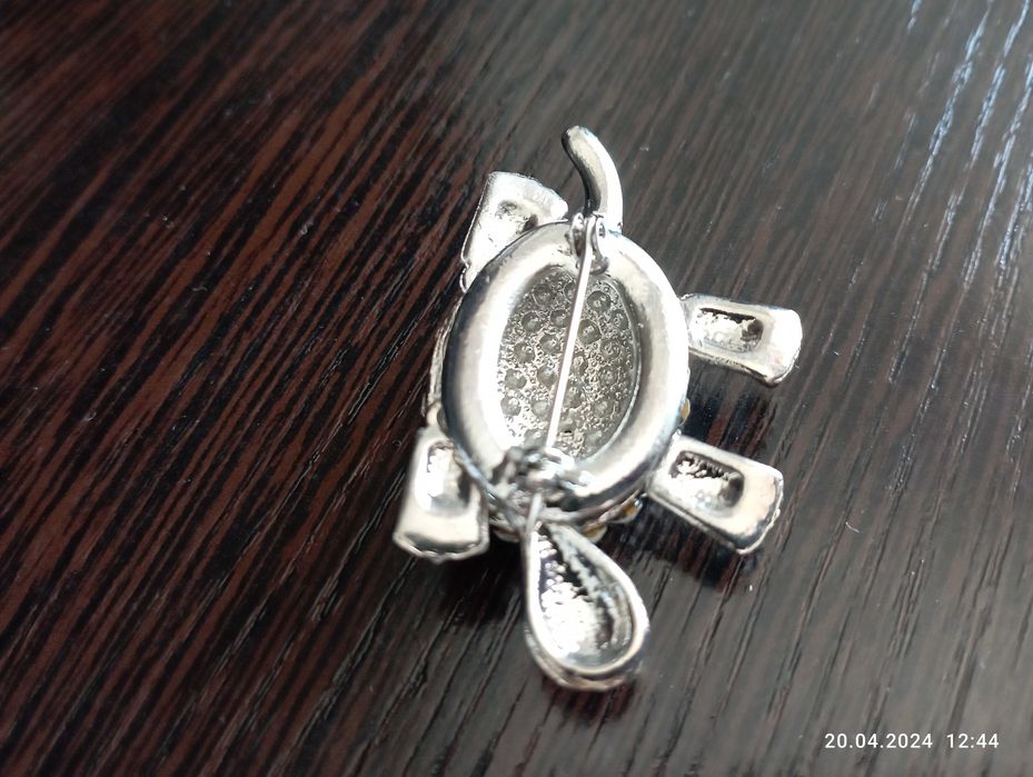 Брошь .                           .