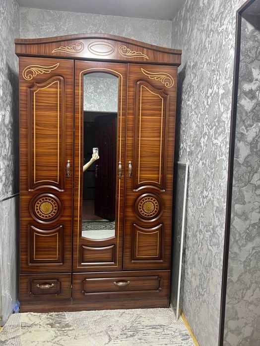 Шкаф с зеркалом — 3-дверный, вместительный.