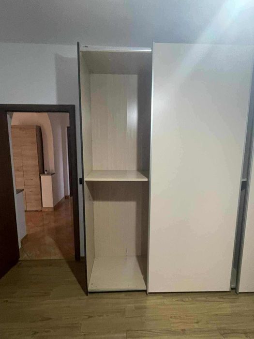 Vând dulap alb in stare buna