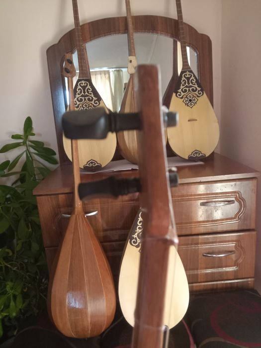 Домбыра сатамын.