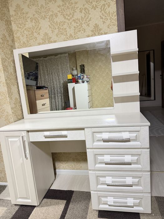 Продам туалетный столик