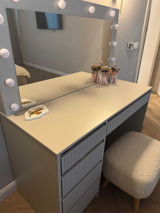 Тоалетка с огледало в отлично състояние (Vanity table with mirror in excellent condition)