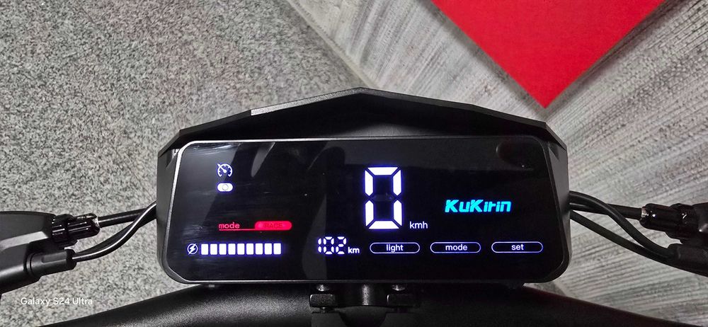 Продавам електрически скутер KuKirin G2 2025 + подарък