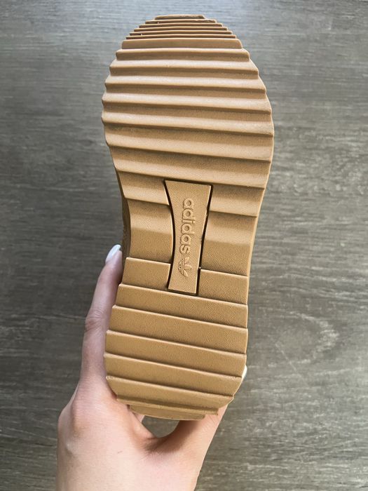 Продам детские ботинки adidas