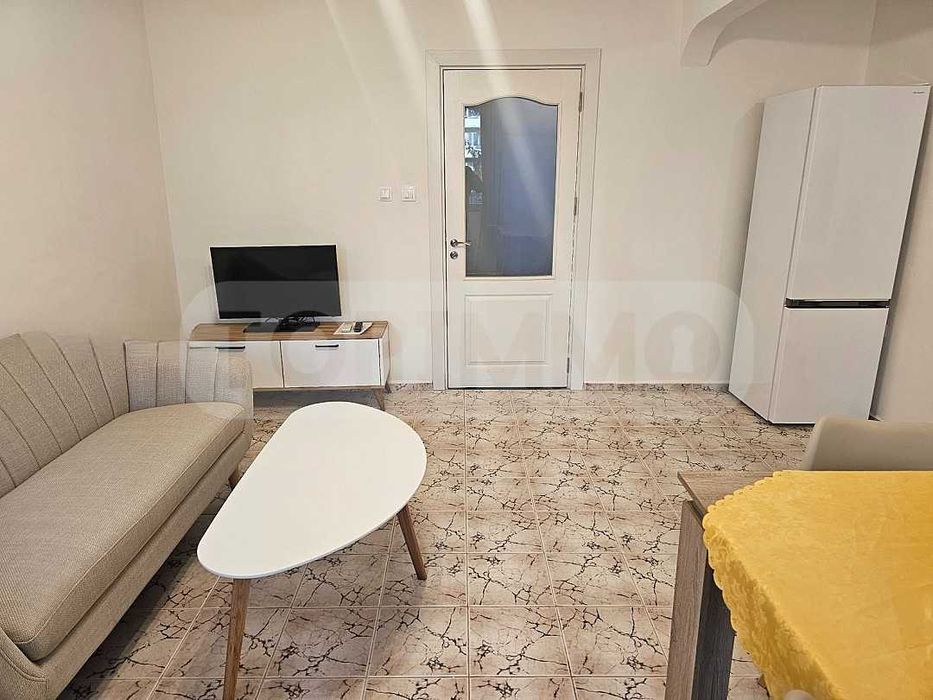 Тристаен апартамент под наем в района на Спортна зала