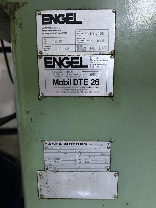 Продавам шприц машини ENGEL  ES 600/125 два броя