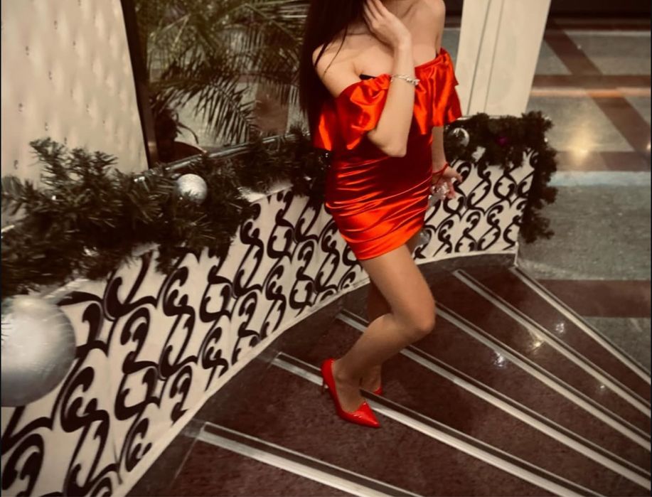 Червена сатенена рокля