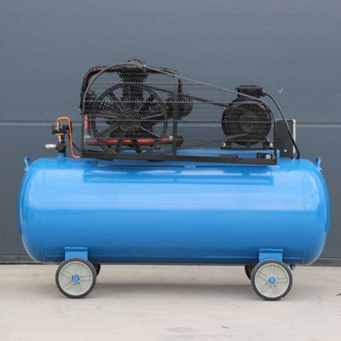 Компресор за въздух AIR TACH, 300 литра Дебит – 1050л/мин. 12.5 бара.