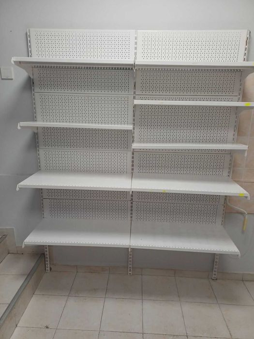 Стелажи за стена