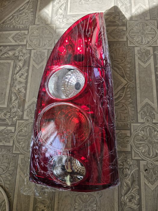 Продам задний фонарь на Mazda Premacy