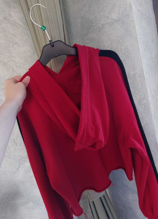 Pulover scurt cu glugă