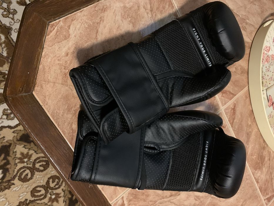 Vand manusi kickboxing .