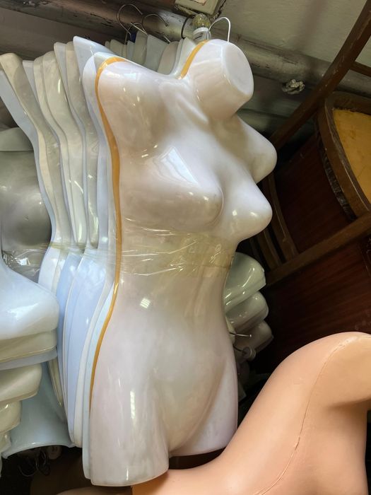 Продам манекены и вешалки.