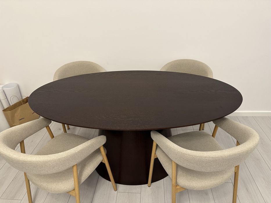 Masa ovala nuc Bolton House