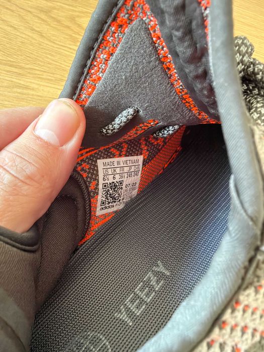 Vând Yeezy Originali, mărimea 39 1/3, în stare foarte bună
