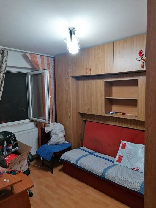 Proprietar vând apartament 2 camere, etaj 2/4, Strada Uioara, parcare