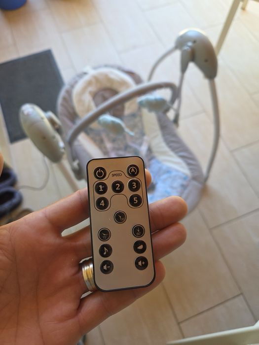 Leagăn pentru bebeluşi funcționează la priză și cu baterii.