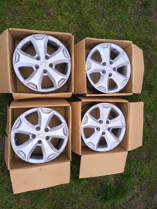 Capace Duster jante offroad negru lucios OE sau argintiu gri.