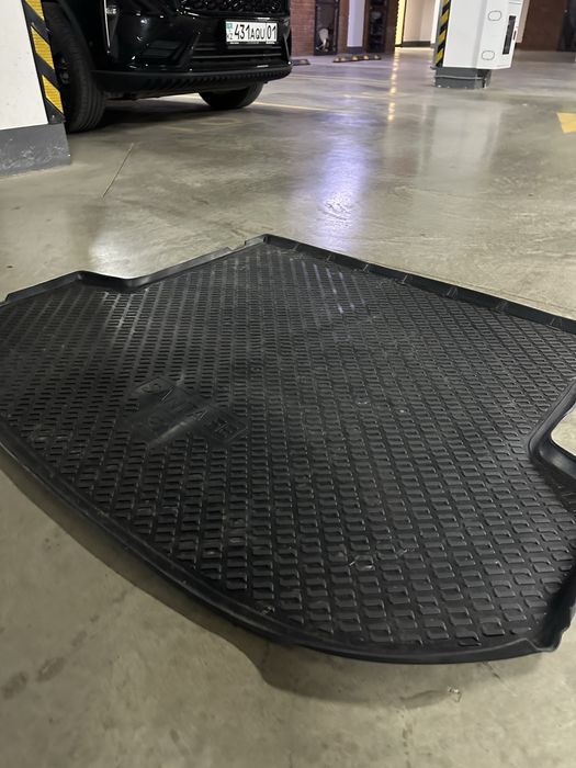 Полик для багажника СантаФе оригинал