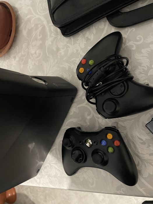 Xbox 360 прошитая 2 джостика полный комплект, игры