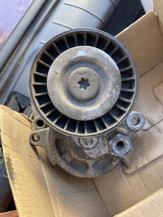 Продам натяжитель с роликом