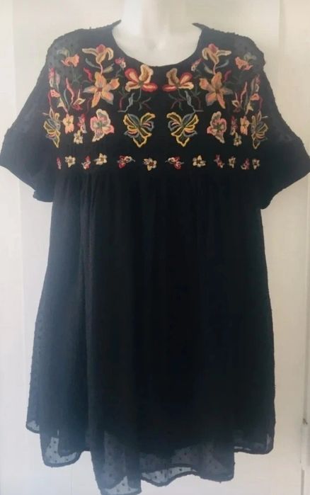 Rochie Zara neagră tip salopeta cu broderie