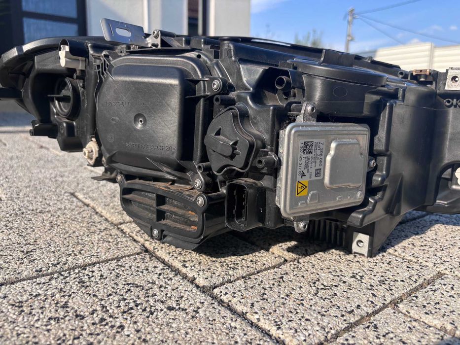 Far stanga/ Far dreapta BMW F10 / F11 LCI Facelift Bixenon Adaptiv
