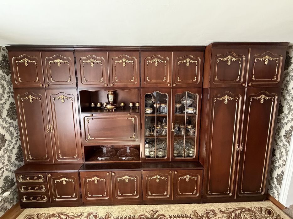 Сервант в зал дерево