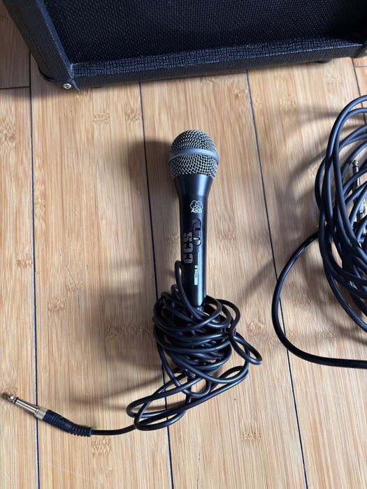 Vând set chitară electrică + amplificator + microfon + husă + cabluri