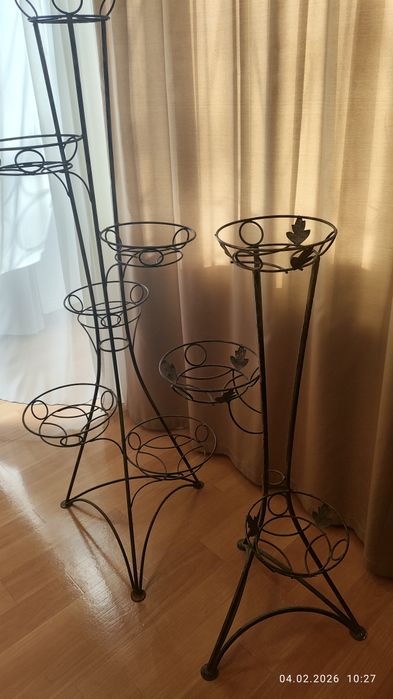 Продам две подставки для цветов