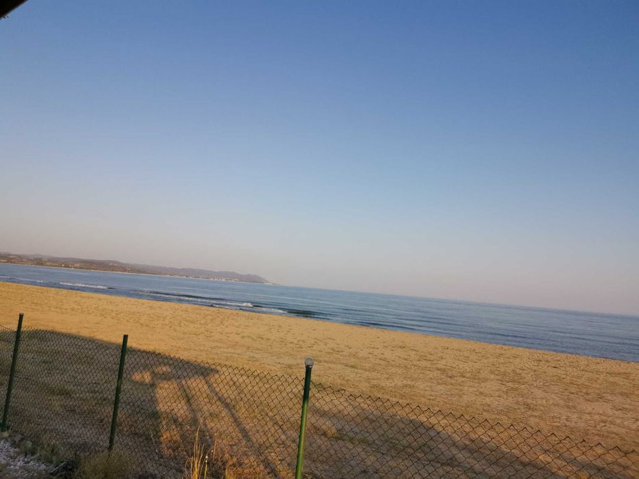 ПРОДАВА СЕ МЯСТО НА МОРЕТО С ТРИ КАРАВАНИ в р-на на Аспровалта, Северна Гърция