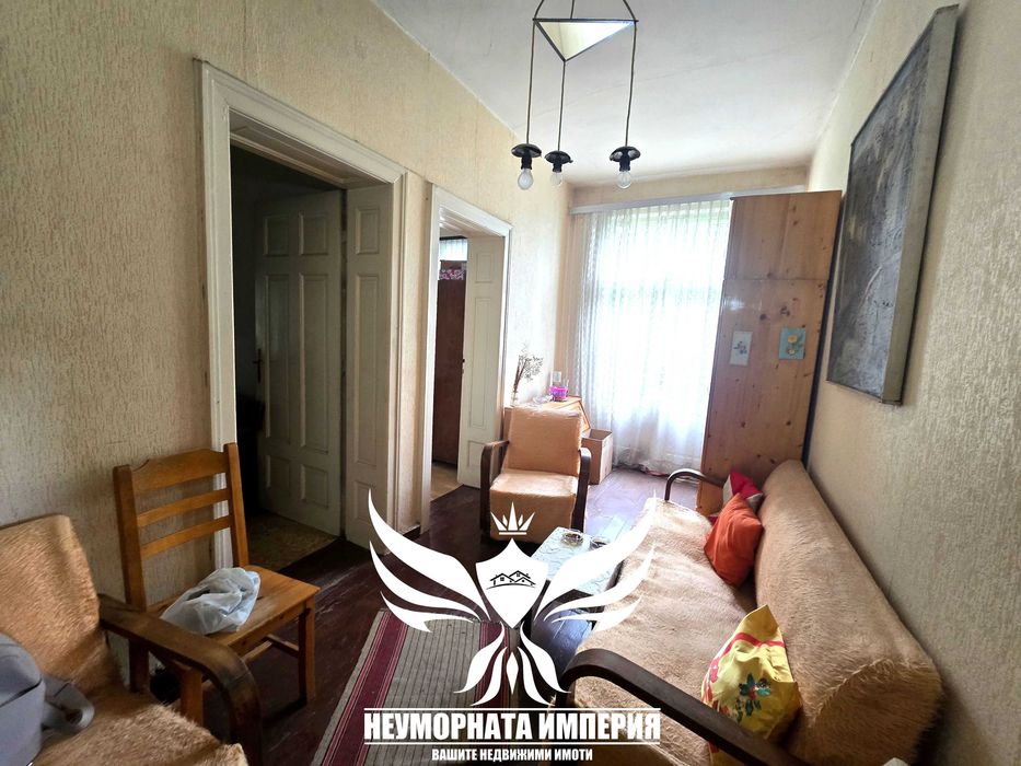 Продавам тристаен апартамент РЗП 172кв.м.на втори етаж с изба и таван в гр.Пловдив, широк център