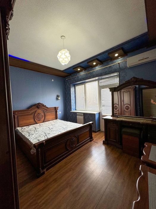 Arendaa katta stadion yonidagi oq dom