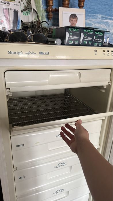 Голям вертикален фризер с чекмеджета и рафтове Snaigé