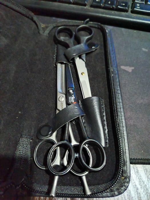 Yaguar Germany qaychi sotiladi 4756-2//5,5" orginal qaychi 100%.