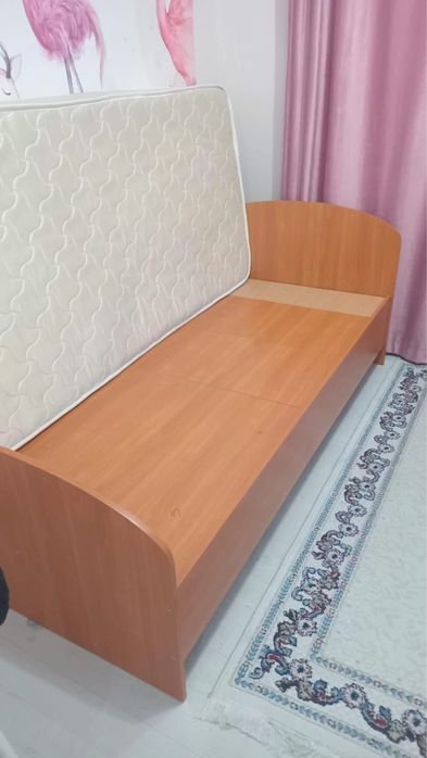 Кровать с матрасом